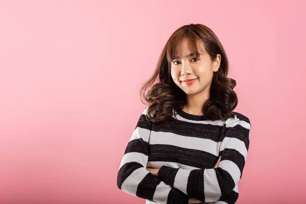 Asyalı Mutlu Portre Güzel Sevimli Kendine Güveni Tam Kolları Çapraz — Stok fotoğraf
