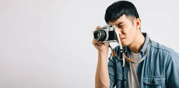 Профессиональный Фотограф Захватывает Сущность Харизмы Молодого Человека Винтажной Камерой Студия — стоковое фото