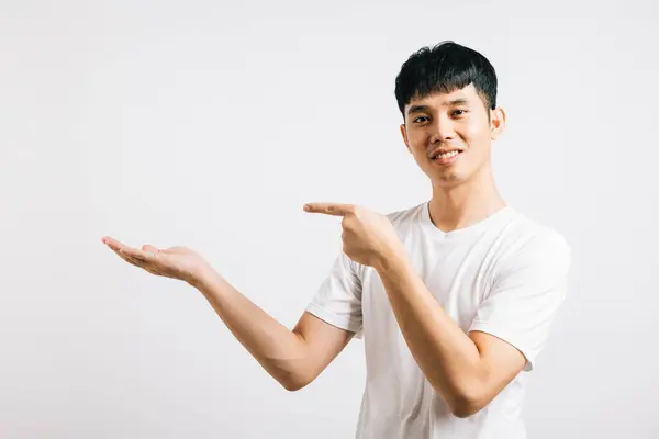 Портрет Улыбающегося Счастливого Человека Уверенно Указывающего Пальцем Сторону Азиатский Юноша — стоковое фото