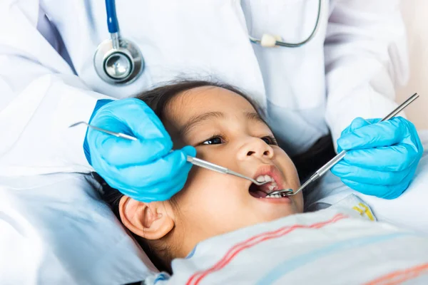 Tandläkarundersökning Läkaren Undersöker Munhålan Hos Små Barn Använder Munspegel För — Stockfoto