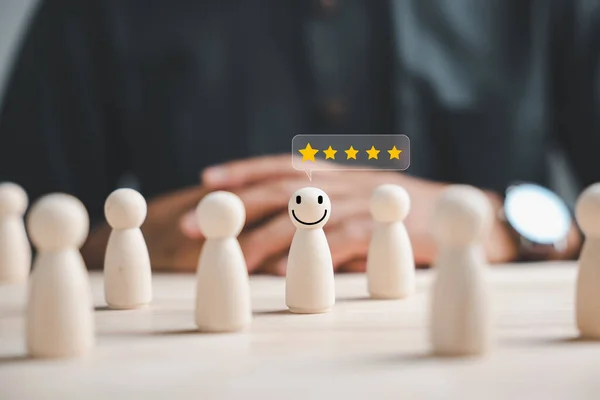 木制数字表示客户服务评级 手在人群中挑选出来的 人力资源管理层挑选了一位面带微笑的积极领导 带领团队在商业理念上取得成功 — 图库照片