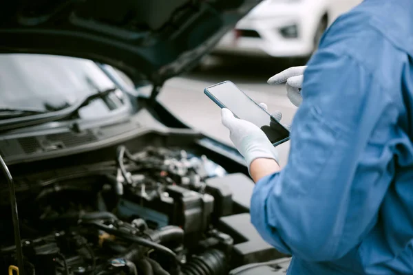 Close Hand Man Doing Repairs Diagnose Mobile Auto Repair Shop — Stock Photo, Image