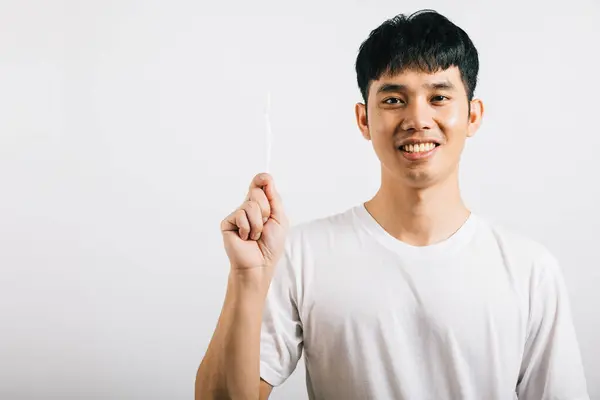 アジアの若者は自信を持って歯を磨くことで歯の健康を促進します ホワイトバックで隔離されたスタジオショットは 口腔ケアの重要性を示しています — ストック写真