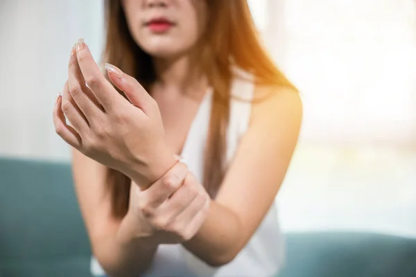Een Close Hand Aziatisch Vrouw Hand Probleem Letsel Gevoel Gewrichtspijn — Stockfoto