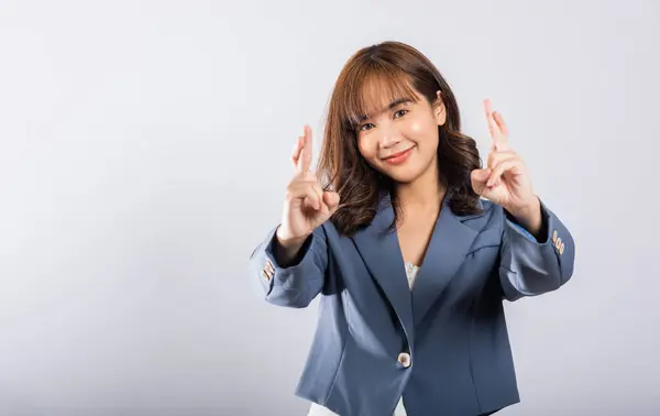 Azjatka Uśmiecha Się Pewnie Portrecie Studyjnym Trzymając Kciuki Znak Nadziei — Zdjęcie stockowe