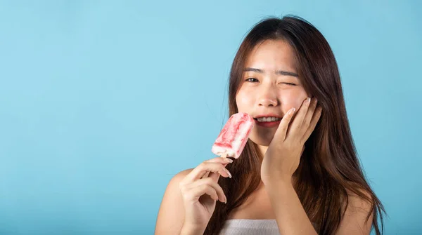 Portrait Asian Young Woman Sensitive Teeth Eating Delicious Ice Cream — Fotografia de Stock