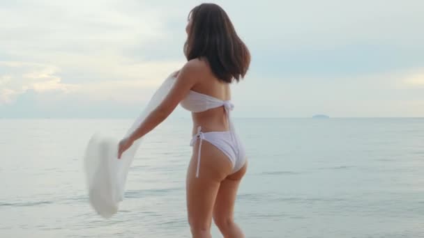 Fiatal Gyönyörű Visel Bikini Fürdőruha Fúj Sarong Élvezi Séta Spin — Stock videók