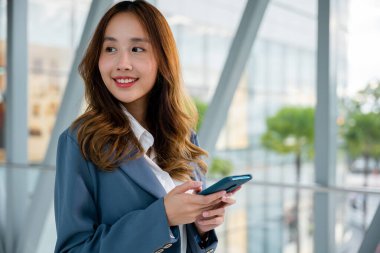 Akıllı telefonlu hippi kız, sosyal ağ ve iletişim konsepti için kısa mesaj yazıyor, kadın ellerine yakından bakıyor, yaşam tarzı kadın çalışıyor.