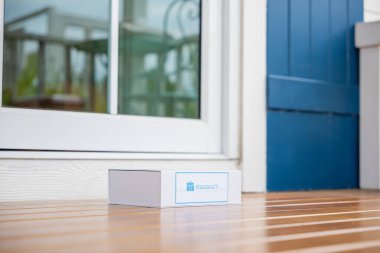 İlaç kutusu Covid eczane hastane servisinden ücretsiz ilk yardım. Kapıda yere bırakılan hastalar, çevrimiçi klinik perakende RX eczanesi, çevrimiçi tıbbi ve sağlık konsepti.