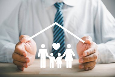 Güvenlik ve aile sigortası konseptleri. Aile siluetinden iş adamı koruyucu jesti. Aile, yaşam, sağlık ve ev sigortası ikonları. İfadeler sigorta kavramı.