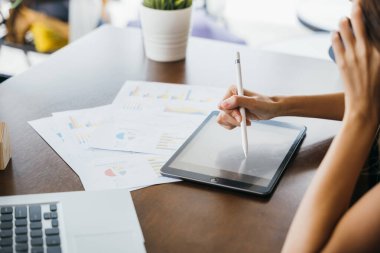 İş kadını cep telefonuyla konuşurken birden fazla iş yapıyor ve ofisteki dijital tablet bilgisayara not alıyor, Kafe 'de Asyalı Öğrenci kadın öğrencilerin online öğrenim kursları