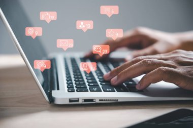 Dijital iş dünyasının gerçekliği, iş adamı onun dizüstü bilgisayarını sosyal medya ve çevrimiçi pazarlama amaçları için kullanıyor. Modern çalışmanın ve ağ kurmanın özü. Bildirim simgeleriyle sosyal medya etkileşimleri