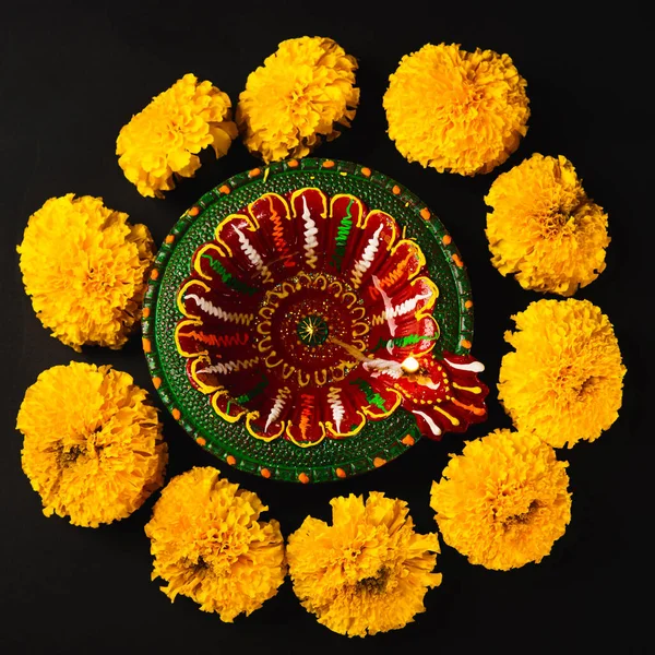 Diwalis Pracht Enthüllt Eine Diwali Lampe Und Exquisite Blumen Rangoli — Stockfoto