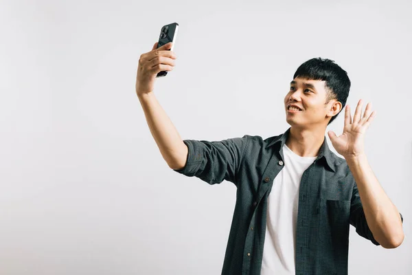 Een Opgewonden Aziatische Man Glimlacht Terwijl Hij Een Selfie Maakt — Stockfoto