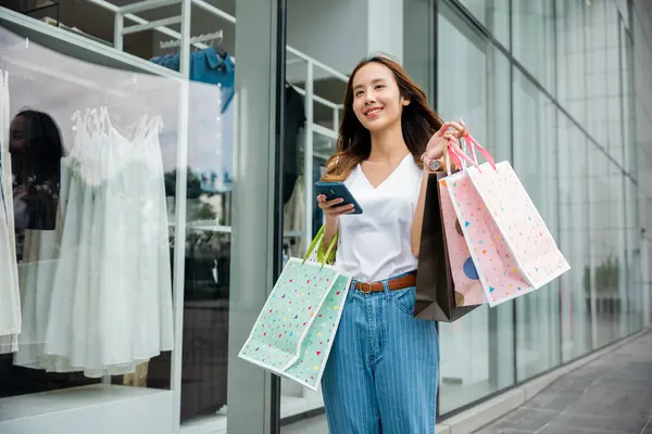 Asian Beautiful Woman Holding Shopping Bag Smartphone Her Hands Mall — ストック写真