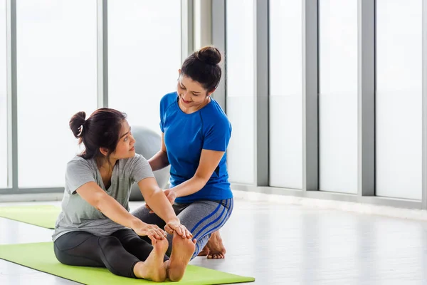 Asiatico Giovane Donna Insegnante Insegnare Adulto Studente Fare Yoga Stretching — Foto Stock