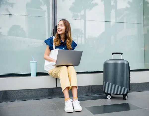 Businesswoman Multitasks While Waiting Her Flight Using Her Laptop Ledge — Stock Photo, Image
