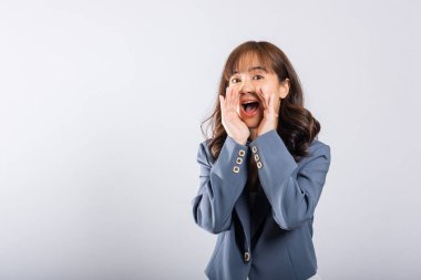 Asyalı mutlu portre güzel genç kız el ele tutuşmuş haber anonsu yapan stüdyo beyaz arka planda izole edilmiş Taylandlı kadın fotokopi alanından uzaklaşmaya çalışıyor.