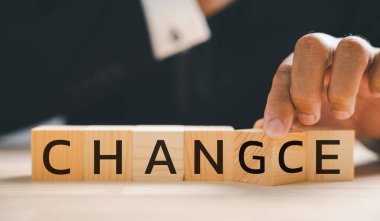 Tahta küp, iş adamının elinde değişiklikten şansa dönüyor. Başarı, strateji, çözüm kavramları parlaktır. Klasik masa ayarları cazibeyi arttırır. Değişim tasvir edilir.