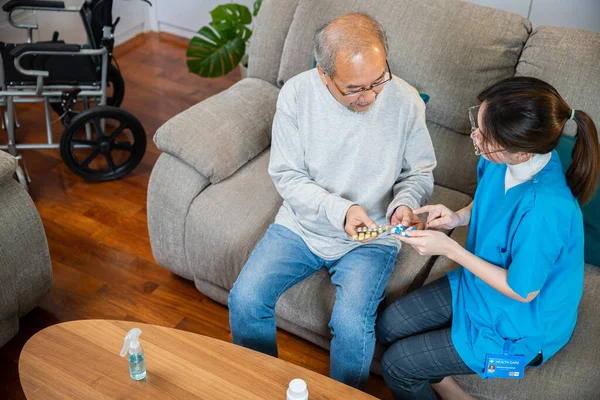 Woman Nurse Caregiver Showing Prescription Drug Senior Man Nursing Home — ストック写真