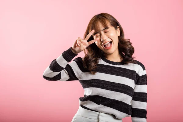 Asyalı Mutlu Portre Güzel Genç Kız Gülümseyen Parmak Işareti Yapan — Stok fotoğraf