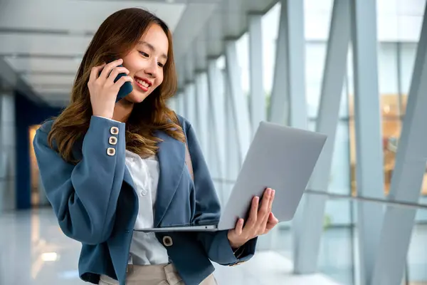 ラップトップと携帯電話を使用して空港のマルチタスクに 旅行中に接続されているプロの女性 — ストック写真