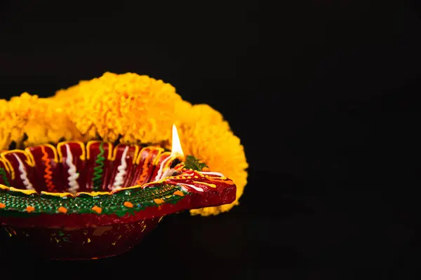 インドのフェスティバルディワリを祝います 美しく作られたディワリランプと劇的な黒の背景を愛する複雑な花のレンジョリ ディワリの招待状 結婚式 宗教儀式に最適 — ストック写真