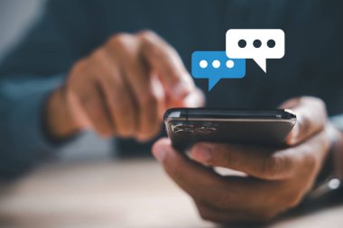 Dahili ofis senaryosu adamı canlı yayında sosyal ağ kavramlarını araştırıyor. Sohbet kutusu simgeleri, modern iletişim ve sosyal medya pazarlamasını sembolize ederek ortaya çıkıyor.