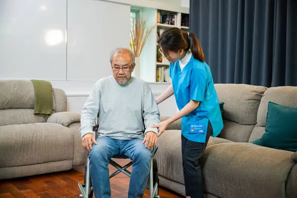 Asian Nurse Assisting Helping Senior Man Patient Get Wheelchair Practice — ストック写真