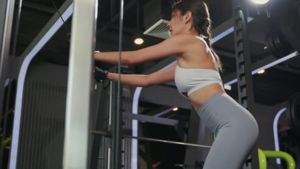 기계에 스포츠복에 그녀의 강도와 훈련에 피트니스 — 비디오