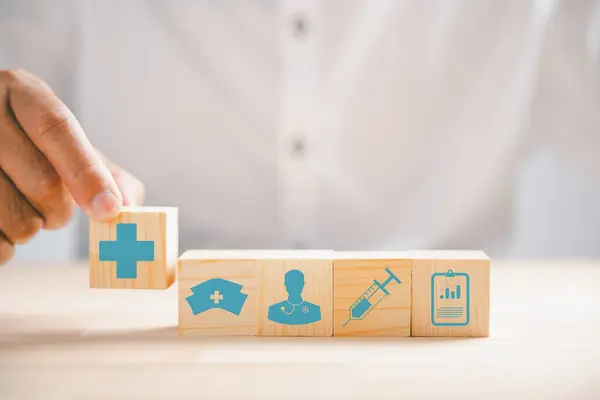 Symboliczny Obraz Ręczne Uchwyty Drewniany Blok Wyświetlający Ikony Opieki Zdrowotnej — Zdjęcie stockowe