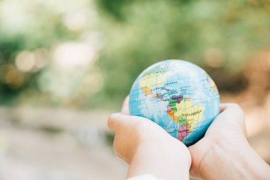 Senin ellerinde, Yeşil Gezegen Dünya 'nın kurtuluşunu simgeliyor. Çevre ve Toprak Günü 