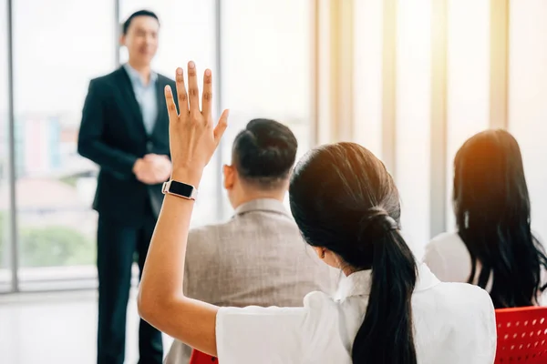 Die Konferenzteilnehmer Heben Die Hände Für Fragen Und Zeigen Interaktives — Stockfoto