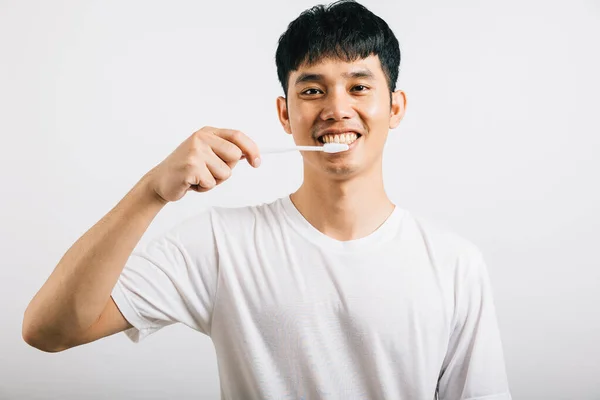 Joven Asiático Cepilla Los Dientes Con Confianza Por Mañana Promoviendo —  Fotos de Stock