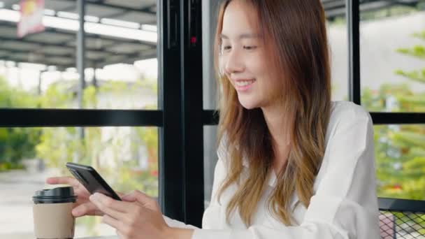 Aziatische Jonge Vrouw Met Behulp Van Smart Phone Voor Online — Stockvideo