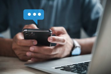 Bağlantılar 'ın dijital duvar halısı, dizüstü bilgisayar ve akıllı telefon, sosyal medya, SNS, çevrimiçi pazarlama ile bir duvar halısı örüyor. Modern bir iş şaheseri..