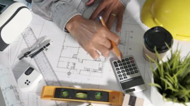 Mimar işyeri. Mimari bina tasarımı ve proje planları kağıt projeleri, VR gözlükleri, insan tasarımı, cetvel, teknoloji endüstrisi ile bir bina veya mimari tasarımı