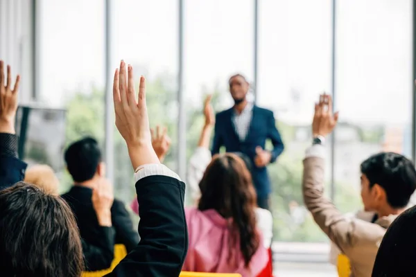 Een Conferentie Conventie Een Bedrijfsevenement Steken Zakenmensen Hun Hand Vragen — Stockfoto