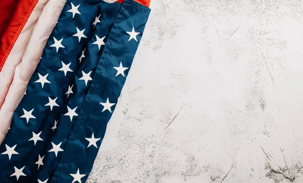 在退伍军人节 一面古老的美国国旗高耸入云 象征着美国的荣誉 统一和骄傲 爱国心的明星和条纹是象征性的 隔离在水泥背景下 — 图库照片