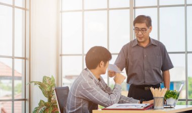 Asyalı işadamı rüşvet ve yolsuzlukla mücadele ortağı tarafından önerilen beyaz zarftaki parayı reddediyor. İşadamı, çalışanlarına istifa mektubu gönderiyor. İşletmedeki düşüş ofiste işten çıkarılmaya dönüşüyor.