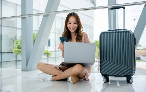 Woman Waiting Airport Working Her Phone Laptop Her Suitcase Her — Stock Photo, Image