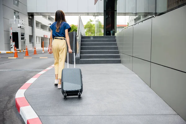 Woman Carrying Heavy Suitcase Staircase Elegant Building Demonstrating Coordination Balance — Stock Photo, Image