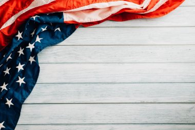 Gaziler Günü haracı, ahşap zemin üzerinde Amerikan bayrakları, onur, birlik ve özgürlüğün sembolü. 11 Kasım, vatanseverlerimizi ve uluslarımızı kutlamak için bir gün..