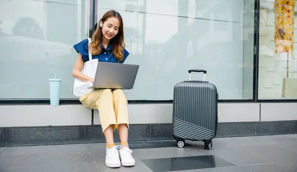 Young Woman Sits Ledge Airport Working Remotely Her Laptop City — Stock Photo, Image