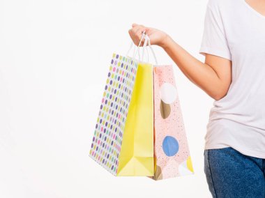 Yakın plan kadın elinde çok renkli boş boş el işi el çantası, elinde renkli alışveriş çantası olan kadınlar beyaz arka planda izole edilmiş paketler, alışveriş günü konsepti