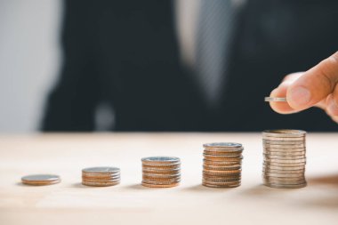 Gayrimenkul piyasası ivme kazanır, yükselen grafik ve yükselen okla resmedilir. Bozuk para yığınına bitişik ev modeli enflasyonu, ekonomik büyümeyi, sigorta hizmeti fiyatlarını gösteriyor. özellikler takdir edilir.