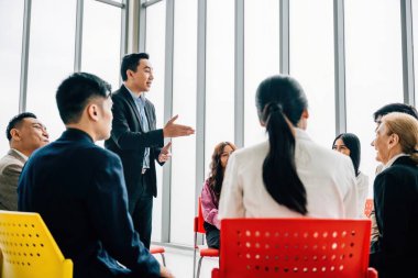 Modern bir ofiste, çok ırklı iş adamları birlikte çalışır ve tartışırlar. Sunar, beyin fırtınası yapar ve plan yapar, takım çalışmasını, çeşitliliği ve buluşmalarına olan güveni vurgular..