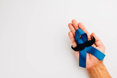 Kasım ayında, erkek sağlığı ve prostat kanseri farkındalığına desteğinizi gösterin. Mavi arka planda açık mavi bir kurdele var. Birliğin sembolü..