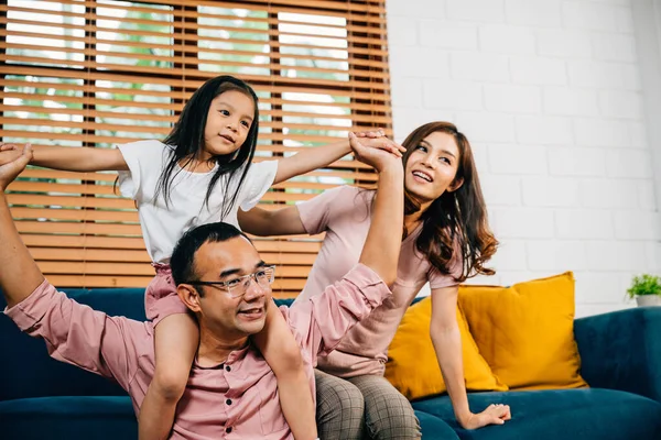 Een Gelukkige Aziatische Familie Vader Moeder Dochter Genieten Van Quality — Stockfoto