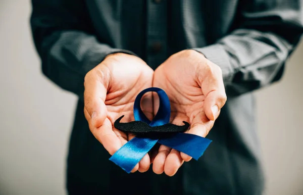 Listopad Miesiąc Świadomości Raka Gruczołu Krokowego Niebieska Wstążka Wąsami Symbolizuje — Zdjęcie stockowe